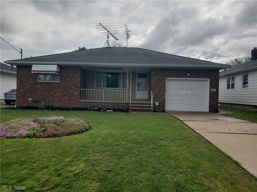 Welcome HOME to 3105 Washington Ave in Lorain. A beautifully - Beach Home for sale in Lorain, Ohio on Beachhouse.com