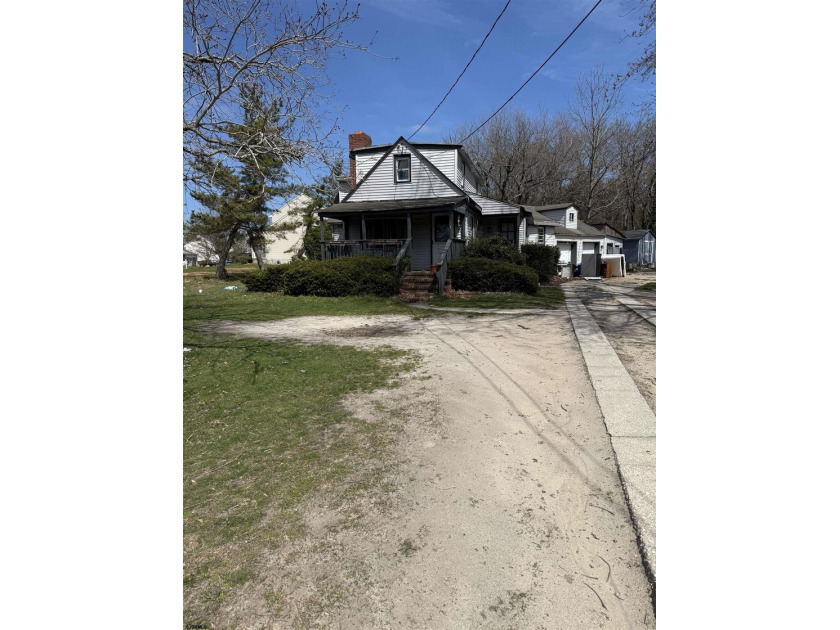 Opportunity knocks! This 3-bedroom, 2-bath bungalow sits on a - Beach Home for sale in Egg Harbor Township, New Jersey on Beachhouse.com