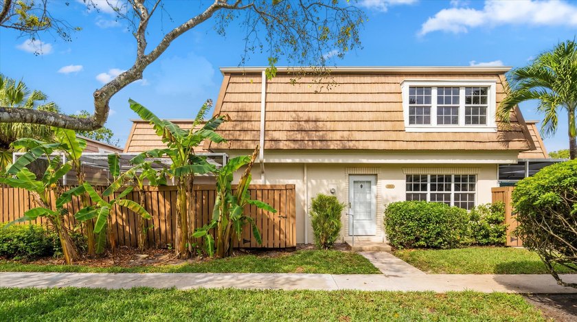 Stunning, fully renovated townhouse featuring a private pool and - Beach Townhome/Townhouse for sale in Palm Beach Gardens, Florida on Beachhouse.com