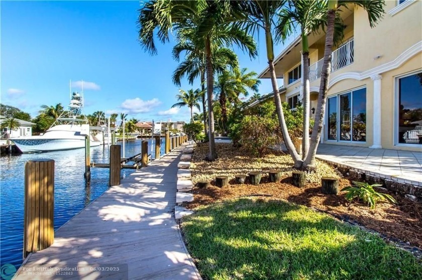 THE BEST VALUE IN LIGHTHOUSE POINT! PRIVATE CUL-DE-SAC LOCATION - Beach Home for sale in Lighthouse Point, Florida on Beachhouse.com