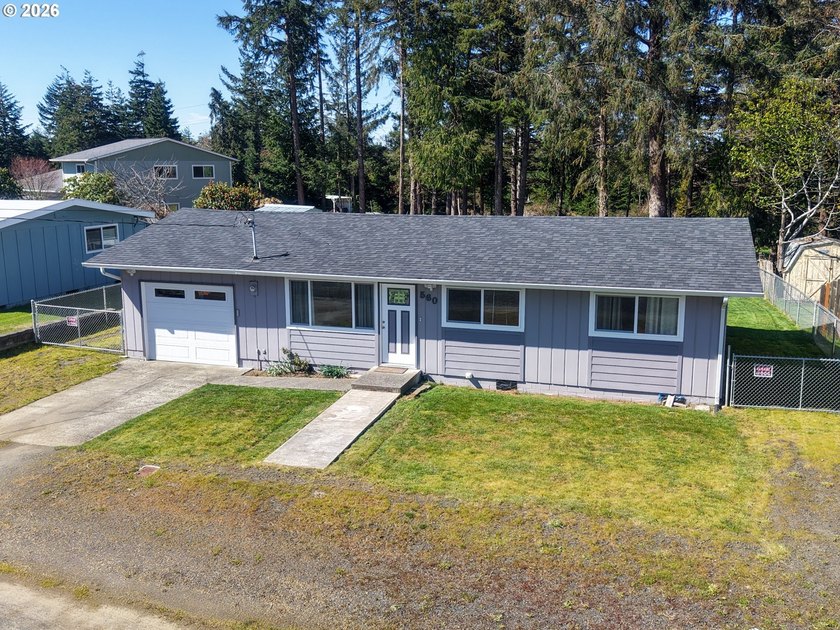 Adorable, updated home with fantastic curb appeal! This turnkey - Beach Home for sale in Coos Bay, Oregon on Beachhouse.com