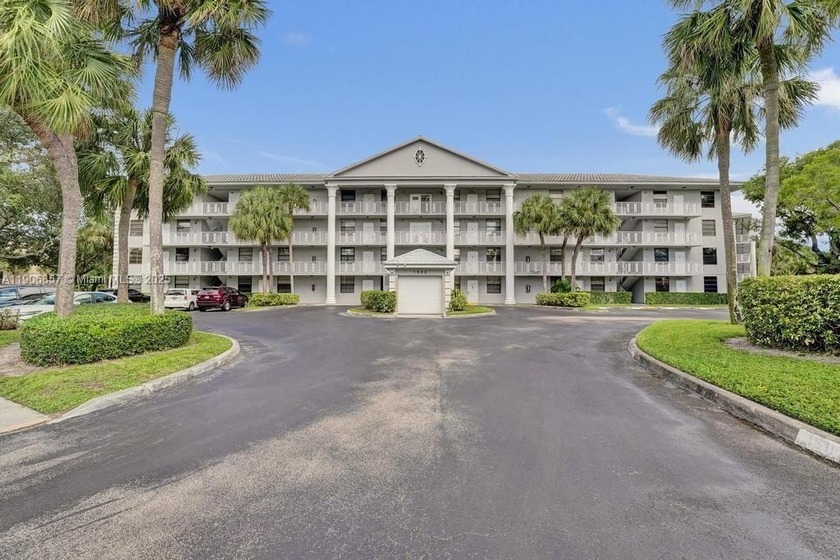 Welcome to Whitehall I in Pine Island Ridge! This beautifully - Beach Condo for sale in Davie, Florida on Beachhouse.com