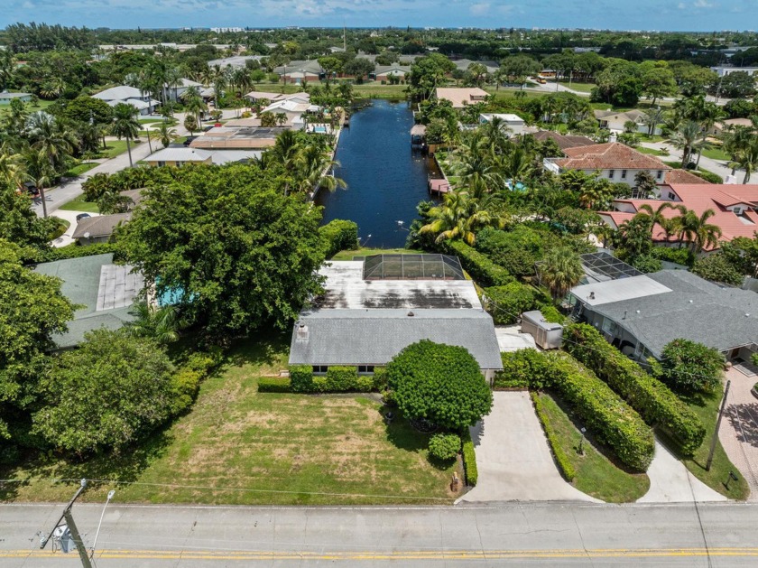 Seize this incredible investment opportunity with a spacious - Beach Home for sale in Lake Clarke Shores, Florida on Beachhouse.com