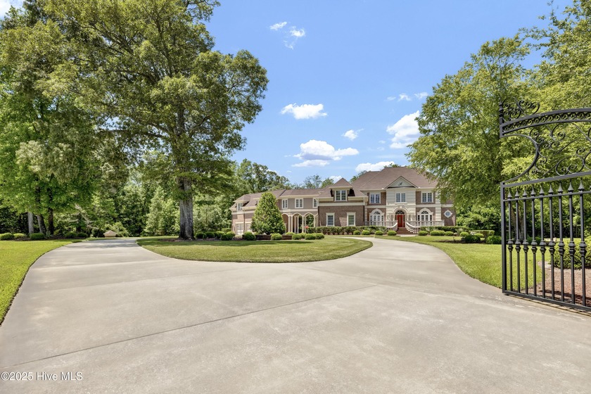 A special custom-grade estate offering exceptional construction - Beach Home for sale in New Bern, North Carolina on Beachhouse.com