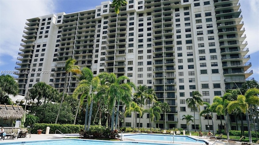BEAUTIFUL APARTMENT 2 BEDROOMS 2 BATHROOMS IN A GREAT CONDITION - Beach Condo for sale in Aventura, Florida on Beachhouse.com