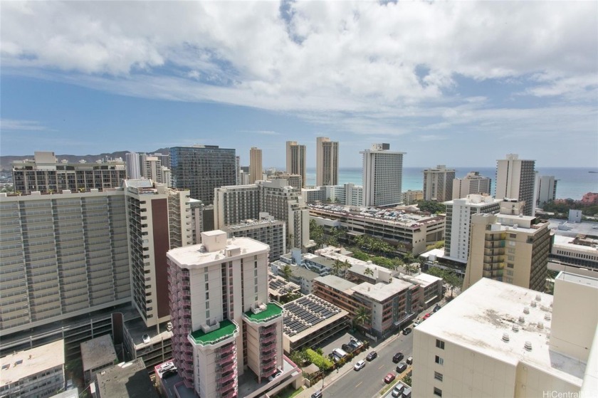 VIEWS! VIEWS! VIEWS! Building allows short term renting - Beach Condo for sale in Honolulu, Hawaii on Beachhouse.com