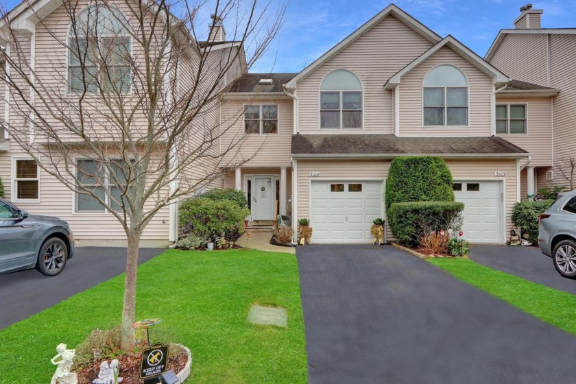 Welcome to this Absolutely beautiful Townhome in Willow Pond - Beach Townhome/Townhouse for sale in Riverhead, New York on Beachhouse.com