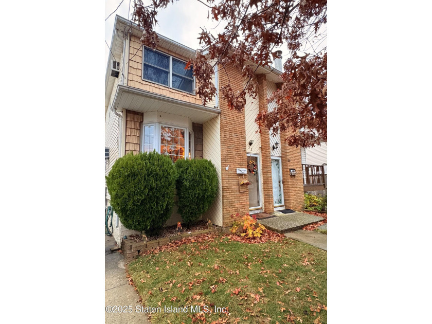 Happy New Year!! Come see this beautiful ''don't-miss semi'' in - Beach Home for sale in Staten Island, New York on Beachhouse.com