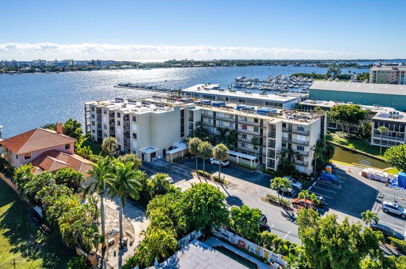 :Motivated seller. Beautifully remodeled 2/2 condo with a top - Beach Condo for sale in Lantana, Florida on Beachhouse.com