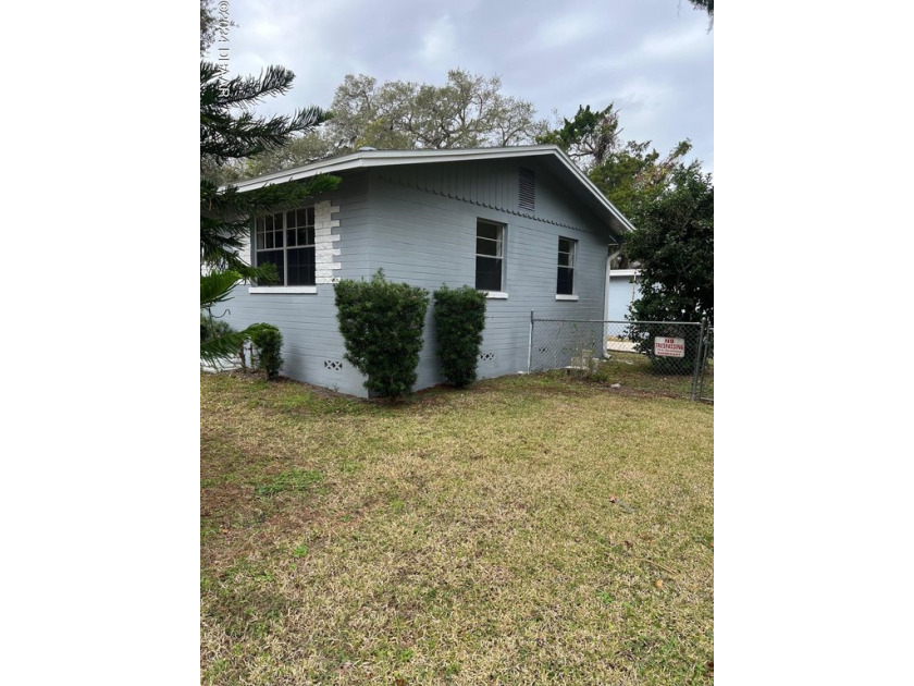 Ready for a first time buyer or second home. Detached garage in - Beach Home for sale in Daytona Beach, Florida on Beachhouse.com