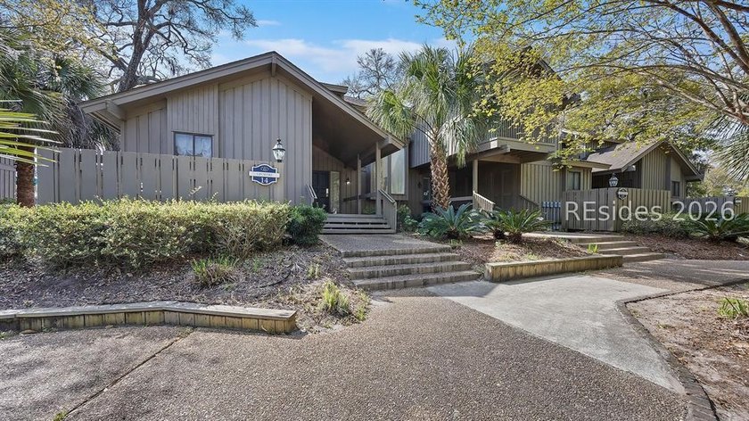 Updated end-unit townhome in Water Oak Villas offering the - Beach Condo for sale in Hilton Head Island, South Carolina on Beachhouse.com