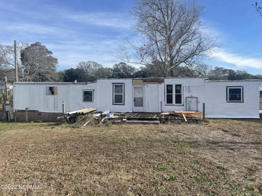 This fixer upper is located in the highly desirable community of - Beach Home for sale in Supply, North Carolina on Beachhouse.com