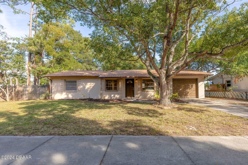 This charming 2-bedroom, 1-bathroom home with a 1-car garage - Beach Home for sale in New Smyrna Beach, Florida on Beachhouse.com