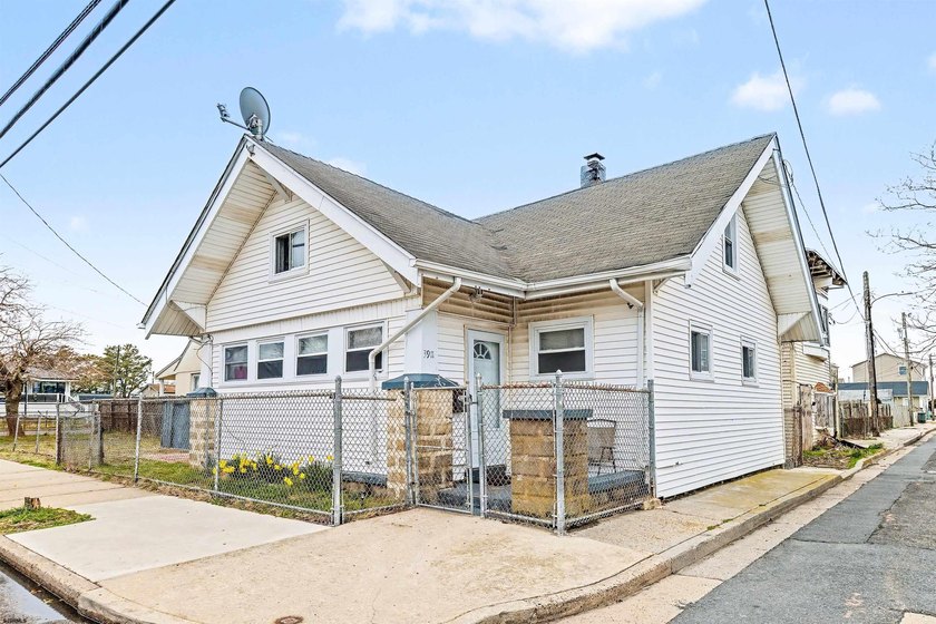 Spacious 4-bedroom, 2-bath home situated on an oversized 40' x - Beach Home for sale in Atlantic City, New Jersey on Beachhouse.com