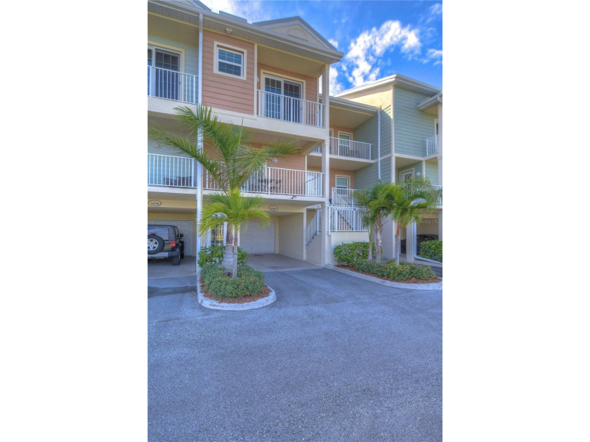 Escape to your own vacation oasis in this impeccably maintained - Beach Townhome/Townhouse for sale in Ruskin, Florida on Beachhouse.com