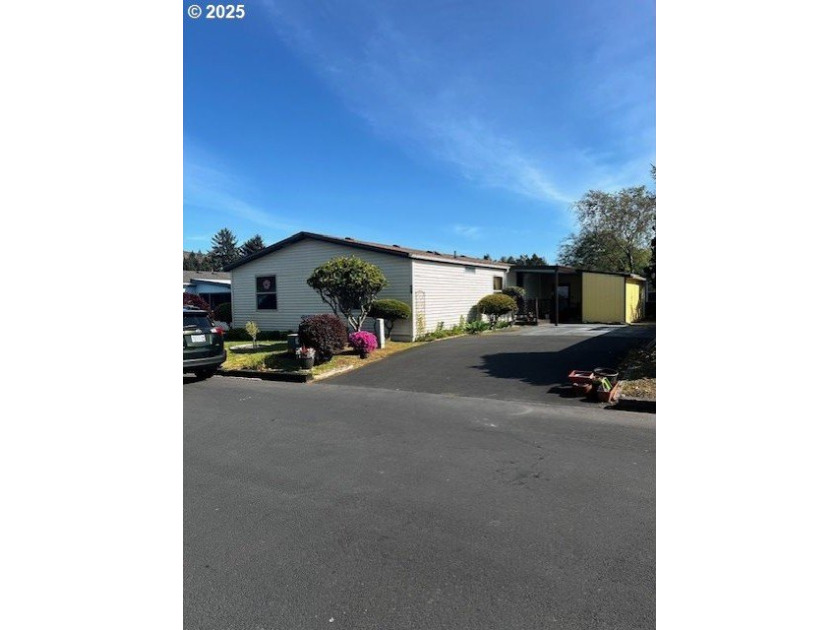 Well maintained Manufactured home in Glenwood Village 55+ park - Beach Home for sale in Warrenton, Oregon on Beachhouse.com