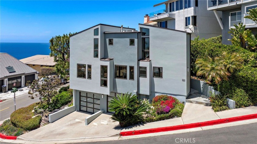 Contemporary home that is a true artistic creation in the - Beach Home for sale in Laguna Beach, California on Beachhouse.com
