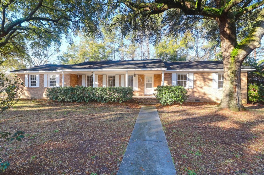 Come see this true brick ranch! Move in ready. Freshly painted - Beach Home for sale in Charleston, South Carolina on Beachhouse.com