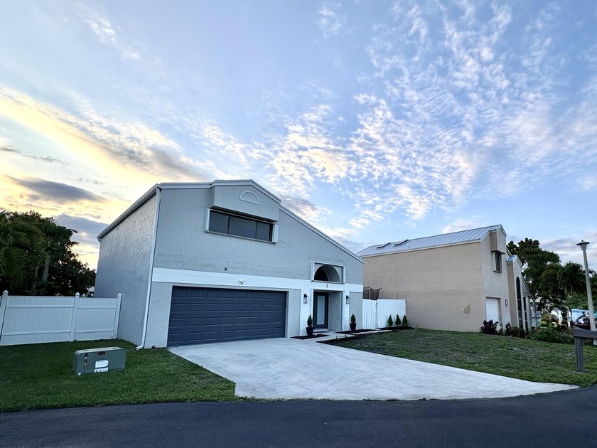 Beautiful move-in ready home perfectly situated on a quiet - Beach Home for sale in Boynton Beach, Florida on Beachhouse.com
