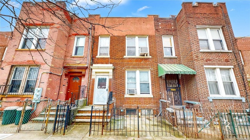 The vibrant neighborhood of Long Island City, where modern - Beach Home for sale in Long Island City, New York on Beachhouse.com