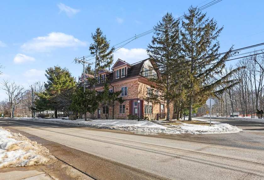 PRIVATE DEEDED ACCESS TO LAKE MICHIGAN - Updated 3-level condo - Beach Condo for sale in South Haven, Michigan on Beachhouse.com