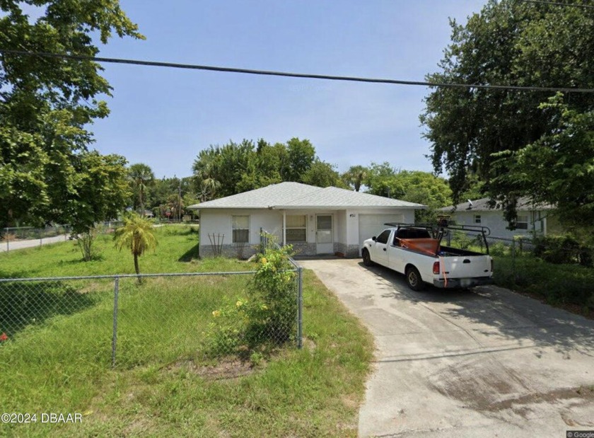 Calling all investors! This 2 bedroom, 1 bathroom CONCRETE BLOCK - Beach Home for sale in Daytona Beach, Florida on Beachhouse.com