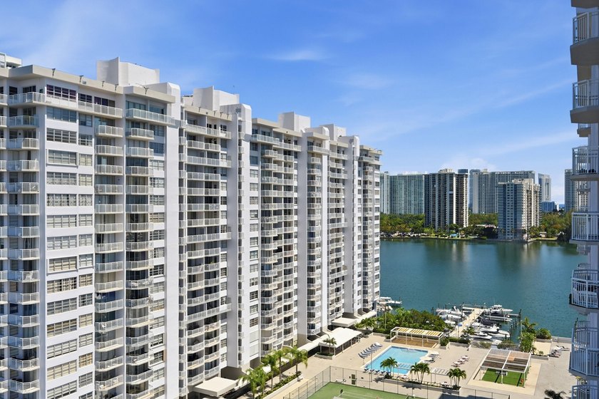 Completely renovated 2BR/2BA residence offering over 1,200 sq ft - Beach Condo for sale in Aventura, Florida on Beachhouse.com