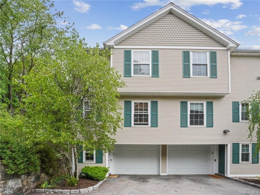 Welcome to this beautiful and well-maintained townhouse. This - Beach Townhome/Townhouse for sale in Stamford, Connecticut on Beachhouse.com
