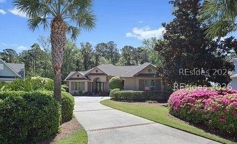 Beautifully updated 3 bedroom/2.5 bath with separate office and - Beach Home for sale in Hilton Head Island, South Carolina on Beachhouse.com