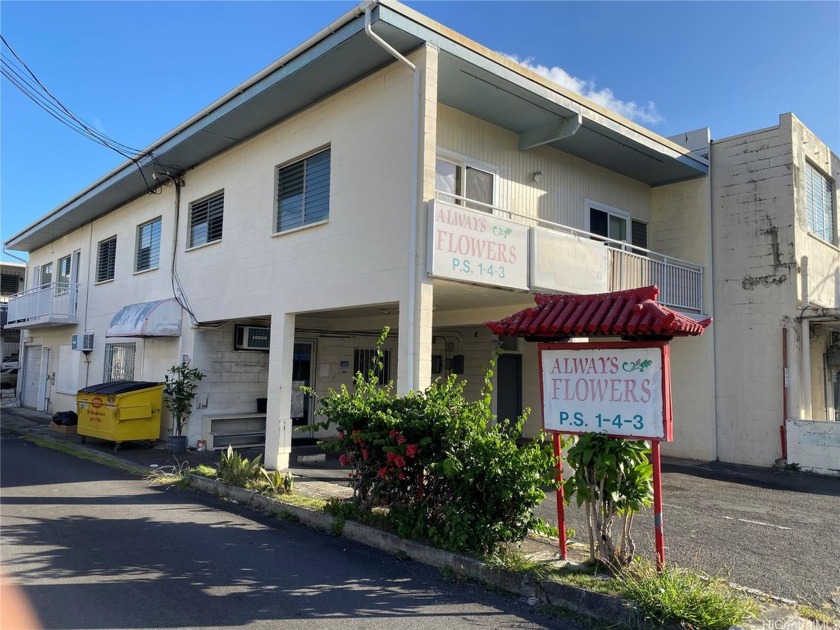 Opportunity knocks ! Rarely available for sale: B-2-zoned - Beach Commercial for sale in Honolulu, Hawaii on Beachhouse.com