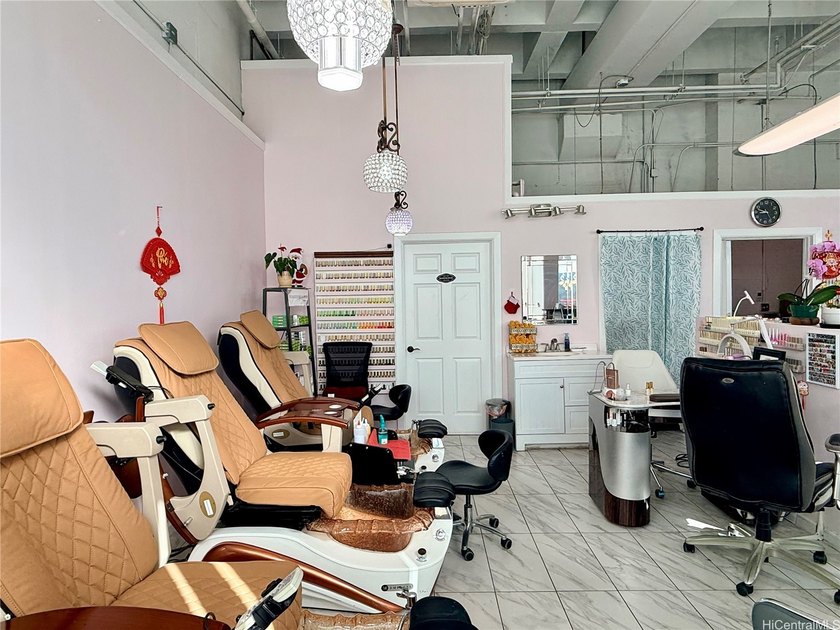 Turnkey Salon Opportunity: 400 Keawe St #105 Own a thriving - Beach Commercial for sale in Honolulu, Hawaii on Beachhouse.com