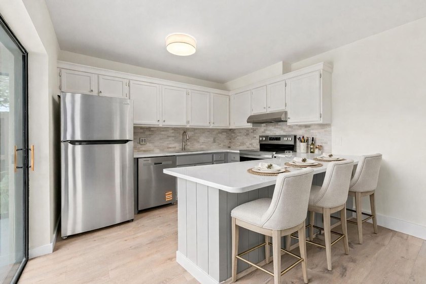 Fully renovated and move-in ready, this 2-bedroom, 2.5-bath - Beach Townhome/Townhouse for sale in Stuart, Florida on Beachhouse.com