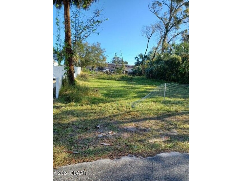 This vacant lot  is the perfect place to make your new home - Beach Lot for sale in Daytona Beach, Florida on Beachhouse.com