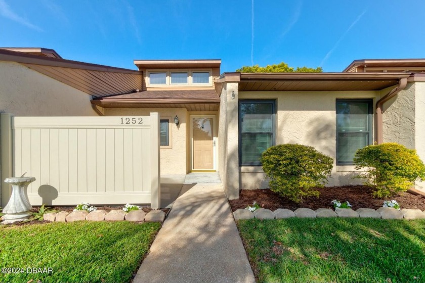 Welcome to this delightful 2 bedroom, 2 bathroom townhome - Beach Townhome/Townhouse for sale in Holly Hill, Florida on Beachhouse.com