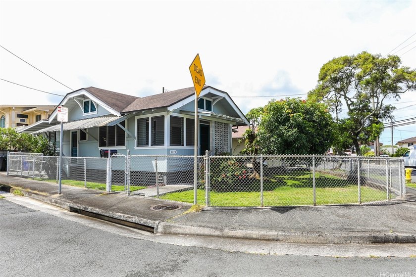 This charming house is lovingly maintained by its original owner - Beach Home for sale in Honolulu, Hawaii on Beachhouse.com