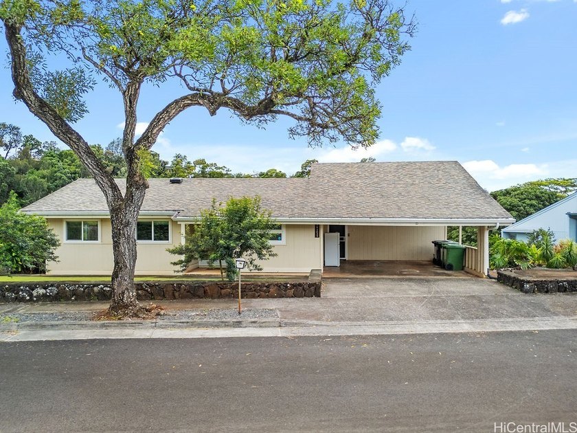 Peaceful and private retreat, lined with lush greenery, welcomes - Beach Home for sale in Aiea, Hawaii on Beachhouse.com