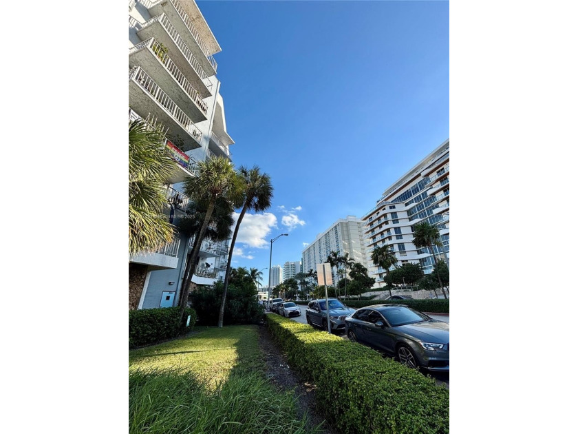 VERY SPACIOUS UNIT IN THE HEART OF MIAMI BEACH. GREAT LOCATION - Beach Condo for sale in Miami Beach, Florida on Beachhouse.com