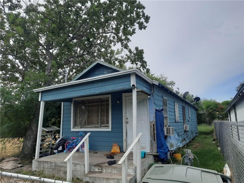 Great Investment property!! Two bedrooms/one bath home in need - Beach Home for sale in Corpus Christi, Texas on Beachhouse.com