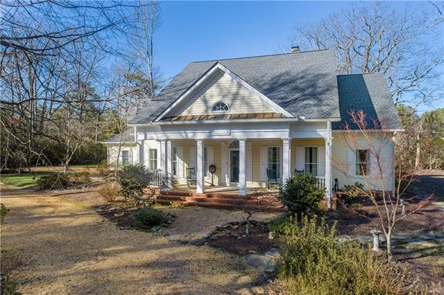 Welcome to your newly renovated waterfront home in the - Beach Home for sale in Deltaville, Virginia on Beachhouse.com