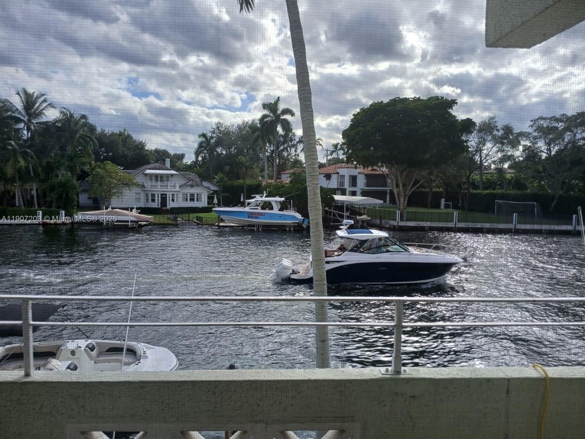 Lovely 2/2 corner unit. Hardwood floors throughout, spacious - Beach Condo for sale in Fort Lauderdale, Florida on Beachhouse.com
