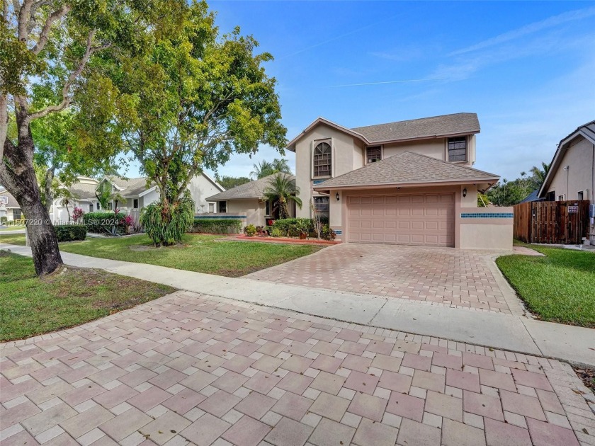 Come view this beautiful spacious 4 bedroom 3 bathroom home - Beach Home for sale in Cooper City, Florida on Beachhouse.com