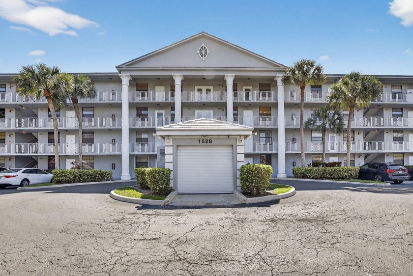 Beautifully updated 2-bedroom, 2-bath waterfront condo in - Beach Condo for sale in Davie, Florida on Beachhouse.com