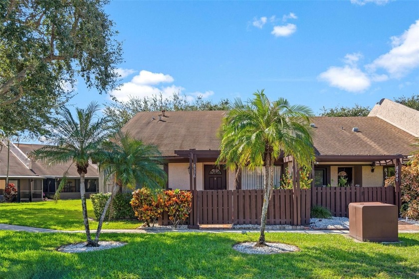 Beautiful and ready to move in! Perfect for first-time buyers - Beach Home for sale in Sunrise, Florida on Beachhouse.com