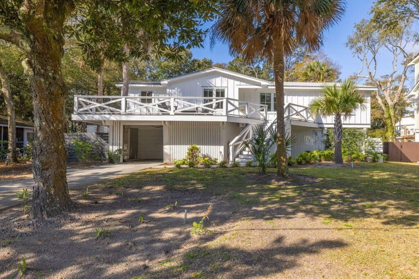 This stunning Isle of Palms retreat exudes the effortless - Beach Home for sale in Isle of Palms, South Carolina on Beachhouse.com