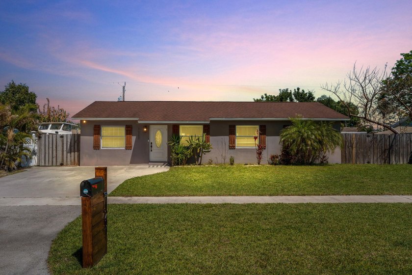 Offering $4,000 credit from preferred lender with a full price - Beach Home for sale in Jupiter, Florida on Beachhouse.com