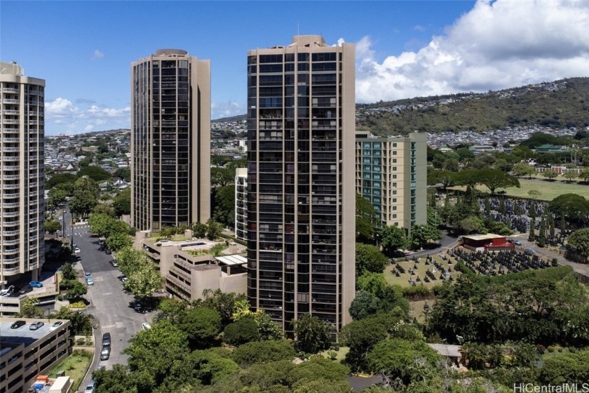 Rarely available 3 bedroom/ 2 bath with 2 full side by side - Beach Condo for sale in Honolulu, Hawaii on Beachhouse.com
