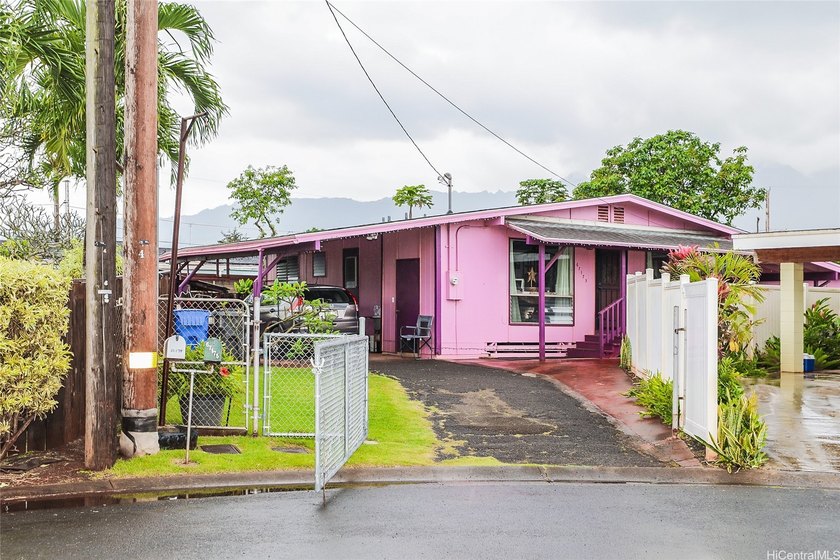 Located at the very end of Komo St, this charming home is a 2 - Beach Home for sale in Waialua, Hawaii on Beachhouse.com