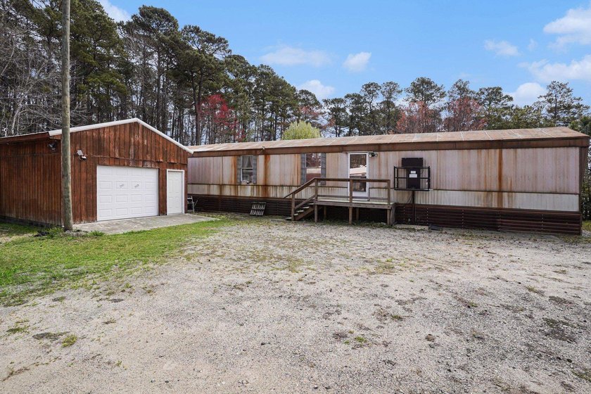Welcome to this well-maintained 3 bedroom, 2 bathroom mobile - Beach Home for sale in Little River, South Carolina on Beachhouse.com