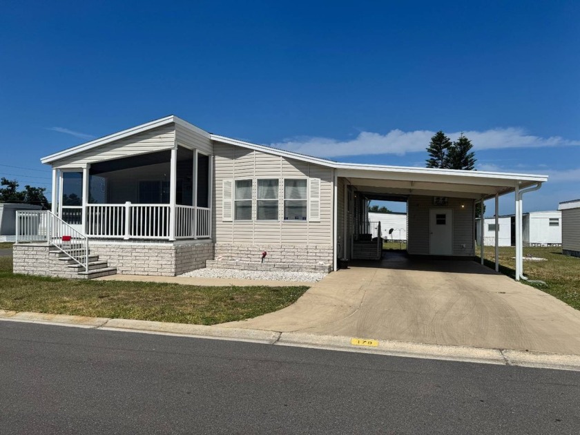 Welcome to this spacious and well-maintained 2008 mobile home - Beach Home for sale in Bradenton, Florida on Beachhouse.com