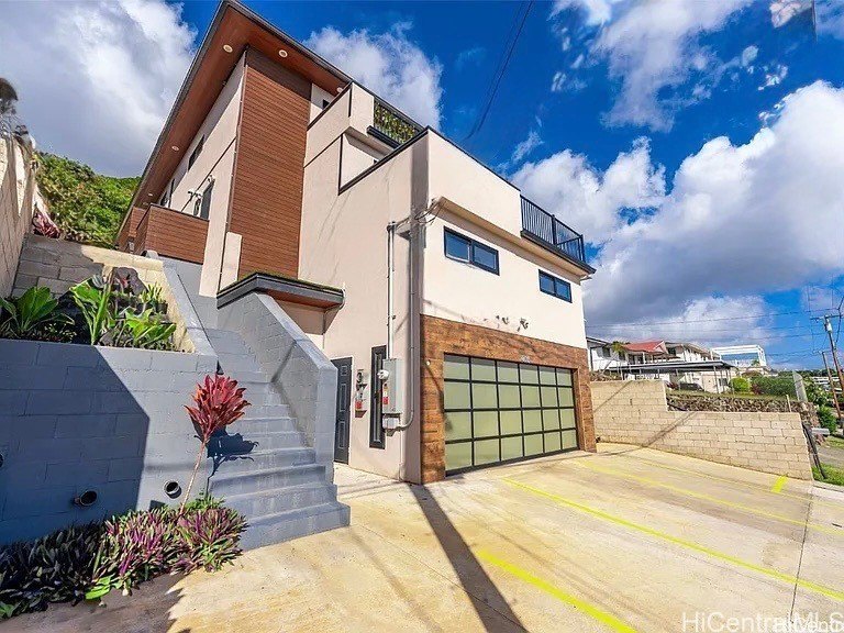 This smart home was designed for one large family or multifamily - Beach Home for sale in Honolulu, Hawaii on Beachhouse.com